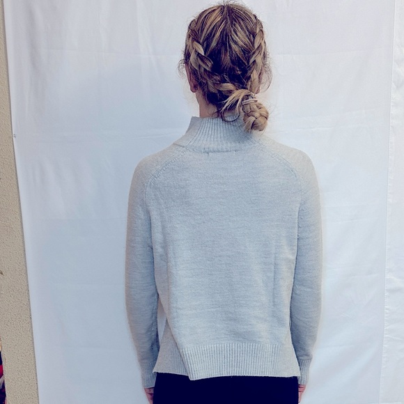 Banana Republic Mock Neck Split Hem Sweater - Light Grey - S - Picture 2 of 13